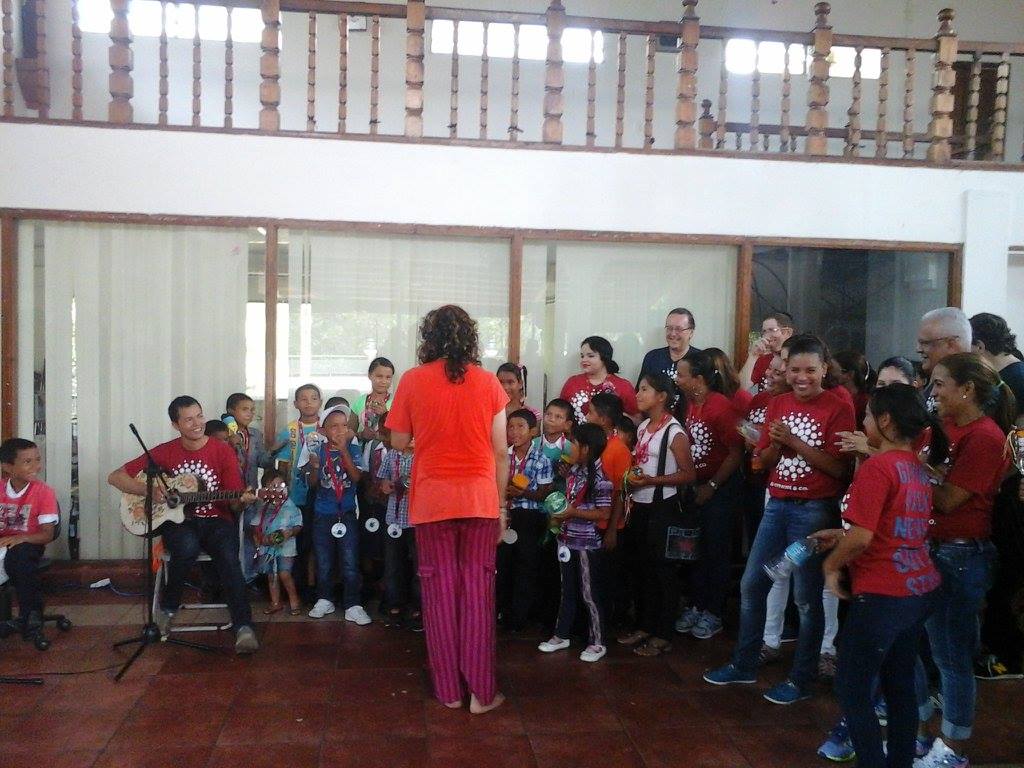 Taller de reciclaje y música con niños del Río Bayano