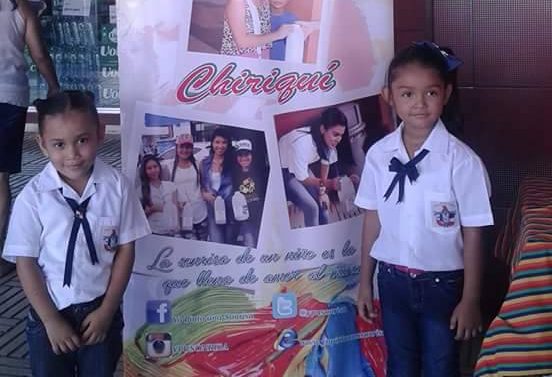 Entrega de útiles escolares a niños
