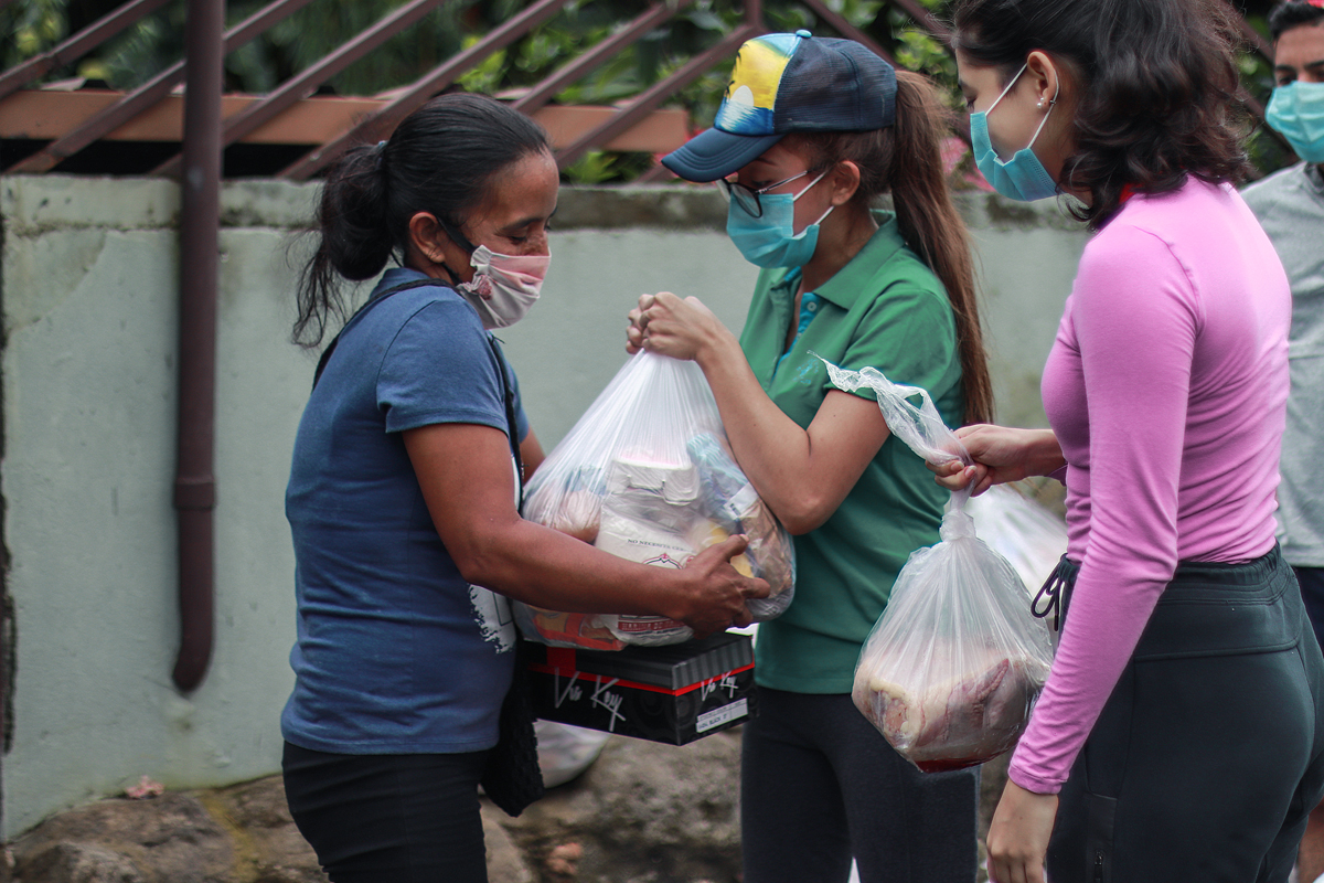 Entrega de bolsas de comida a familias