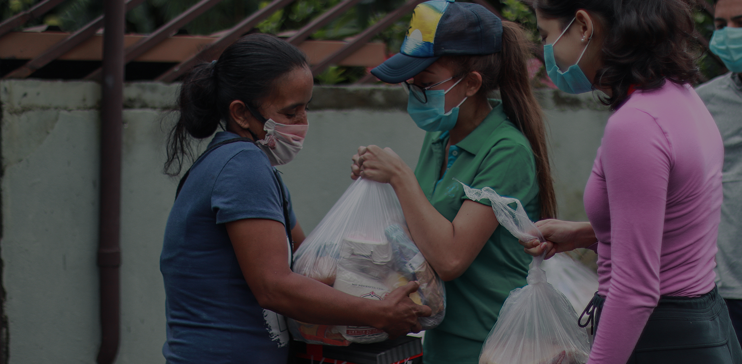 Voluntarios de la fundación entregando bolsas de alimentos a familias durante la pandemia