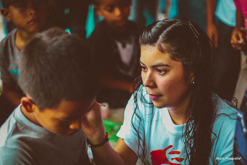 Voluntaria acompañando a niños de la comunidad durante una jornada