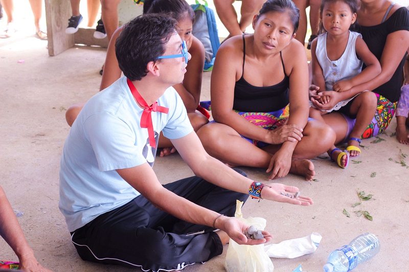 Voluntarios compartiendo con los niños de la comunidad