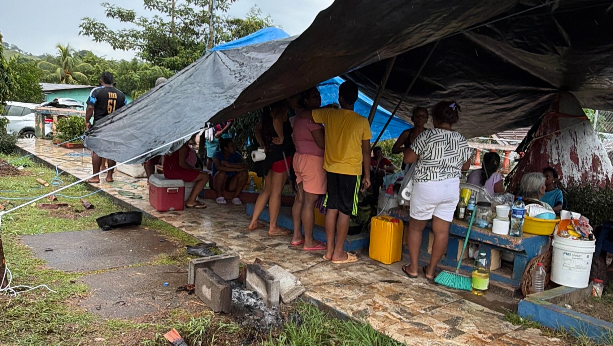 Familias damnificadas refugiadas bajo toldos improvisados tras el terremoto