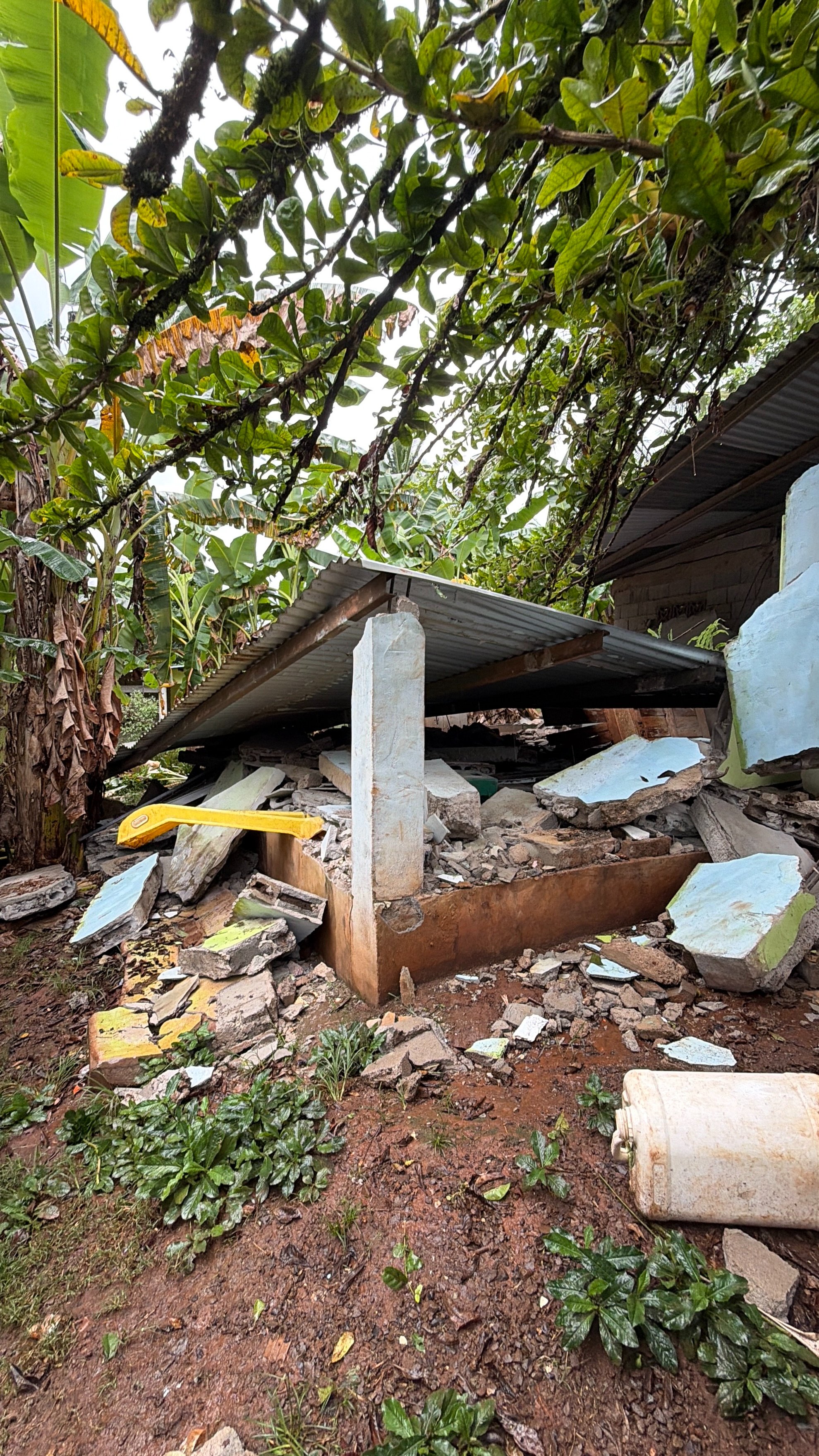 Vivienda colapsada por el terremoto con escombros y estructura derrumbada