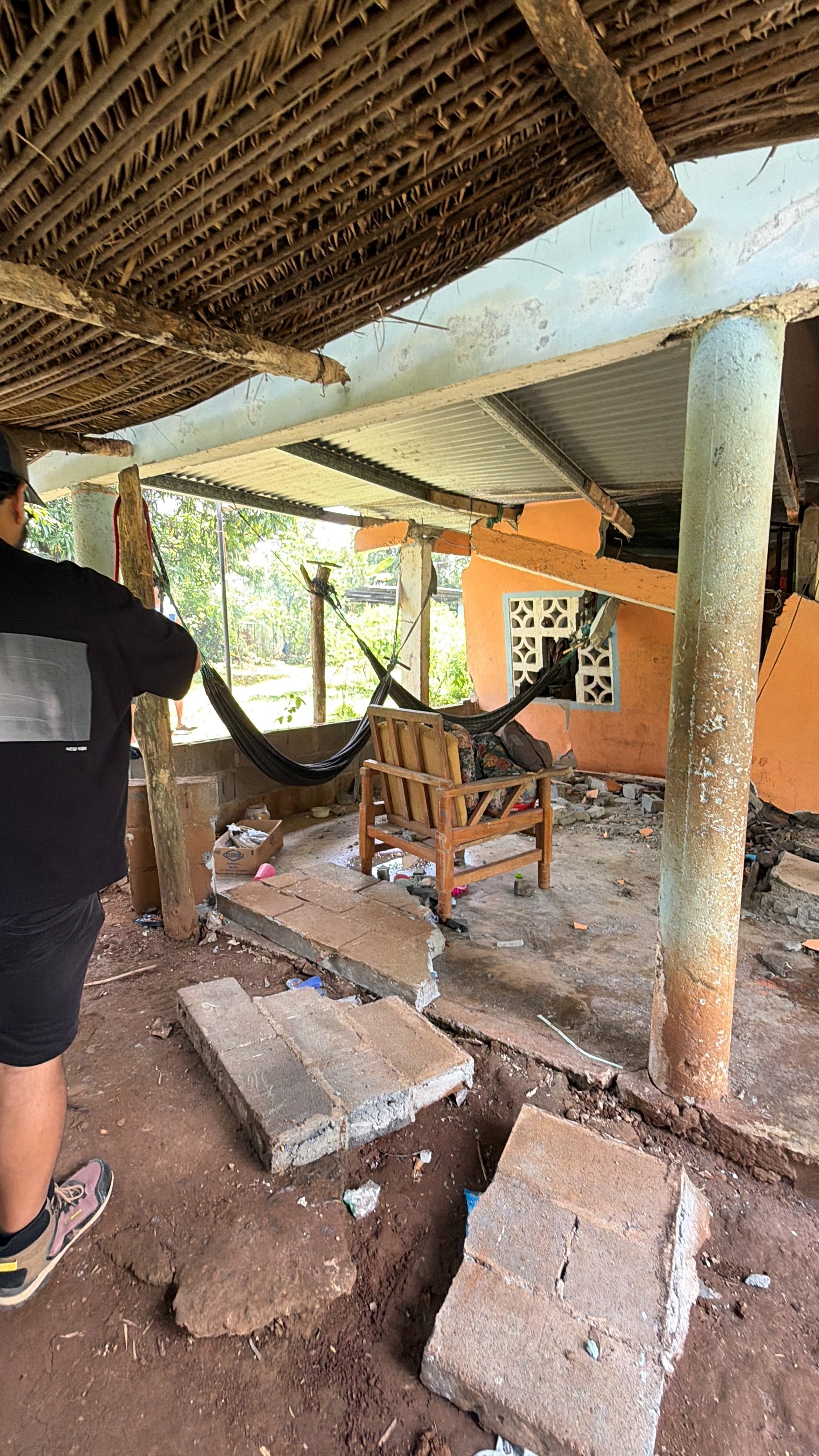 Interior de una vivienda con el techo y el piso dañados por el sismo